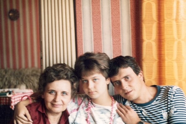 Ани Нанова с децата си - Ирина и Александър Велеви.  СНИМКИ: ЛИЧЕН АРХИВ