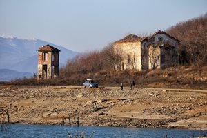 Хора умрели от мъка заради залята преди години църква, която изплува от язовир “Огоста”