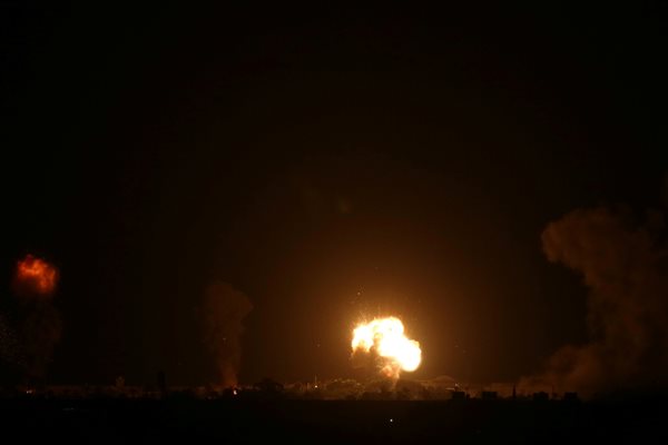 Израелската армия бомбардира тази сутрин обекти в ивицата Газа в отговор на ракетния обстрел от този анклав срещу Израел СНИМКИ: Ройтерс