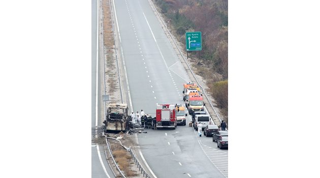 Това е кадър от трагедията на магистрала "Струма".
Снимка: Ройтерс