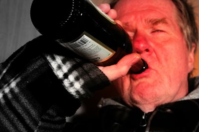 Злоупотребяващите с алкохол изглеждат на много повече години, отколкото всъщност са. Често имат и издайнически червени петна по лицето от спукани кръвоносни съдове в близост до повърхността на кожата.. СНИМКА: Пиксабей