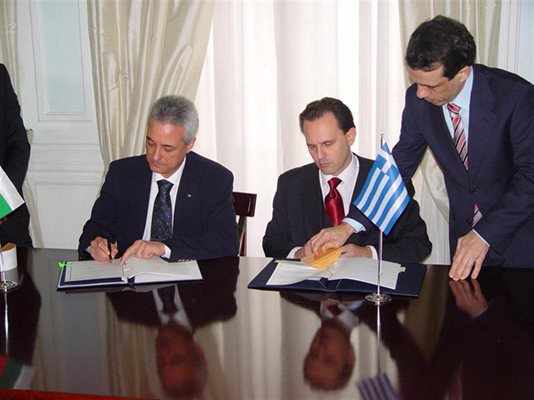 Марин Райков (вляво) и Димитрис Друцас подписват споразумението за граничния пункт.
СНИМКА: БОЙКА АТАНАСОВА
