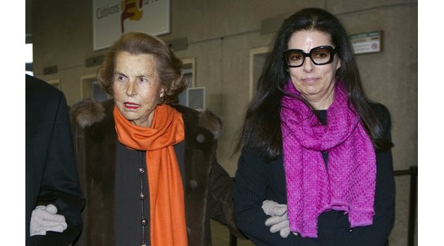 Лилиан Бетанкур пристига с дъщеря си Франсоаз за връчване на наградата за жени на “Л’Ореал”-ЮНЕСКО, на 3 март 2011 г. в Париж.