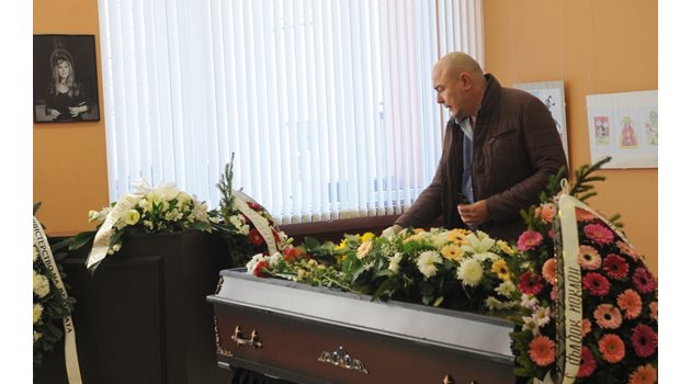 Калин Сърменов се покланя пред паметта на Мариана Аламанчева.