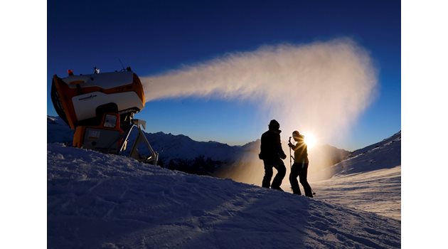 В ШВЕЙЦАРИЯ: Снегът в Алпите някъде достига до 4,5-5 метра. СНИМКА: РОЙТЕРС