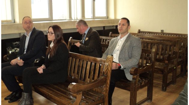 Ана Димитрова с адвоката си на първия ред в съдебната зала. Зад нея е Александър Манолев с адвоката си Менко Менков.