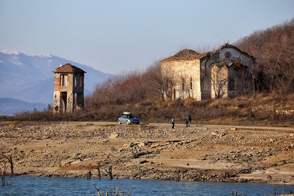 Така изглеждат сега черквата и камбанарията й.