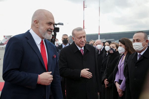 Албанският премиер Еди Рама посреща Реджеп Ердоган на летището в Тирана.
