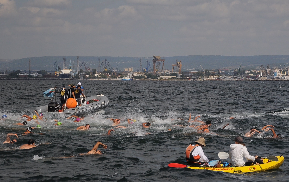 Силният вятър спря плувния маратон Галата - Варна