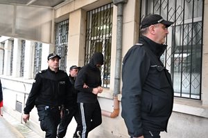 Докараха в съда общинския служител от Варна, обвинен в корупция (Снимки)