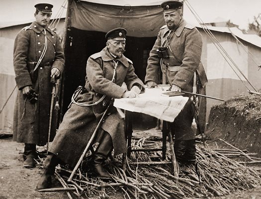 Генерал Иван Сарафов (в средата) е брат на финансиста