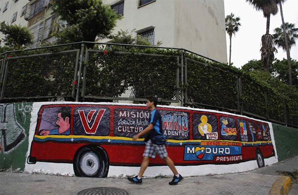 Стенна рисунка изобразява Николас Мадуро да кара автобус, оцветен като националния флаг на Венецуела.
СНИМКИ: РОЙТЕРС