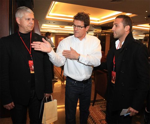 Фабио Капело разговаря с двама от победителите в играта на "24 часа" за Шампионската лига - Бойко Желев (вляво) и Милен Николов.