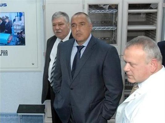 Ген. Стоян Тонев (вляво) показва на ген. Бойко Борисов модернизираните клиники. 
СНИМКА: ПИЕР ПЕТРОВ