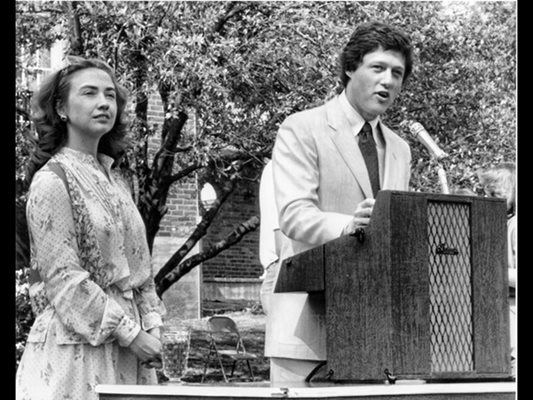 Бил и Хилари Клинтън в предизборна кампания на Клинтън за губернатор на щата Арканзас. Клинтън е един от 17-те държавни глави на САЩ, които са били губернатори, преди да влязат в Белия дом.