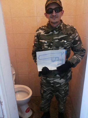 Марио е готов за битка, дори с книжен пистолет в тоалетната