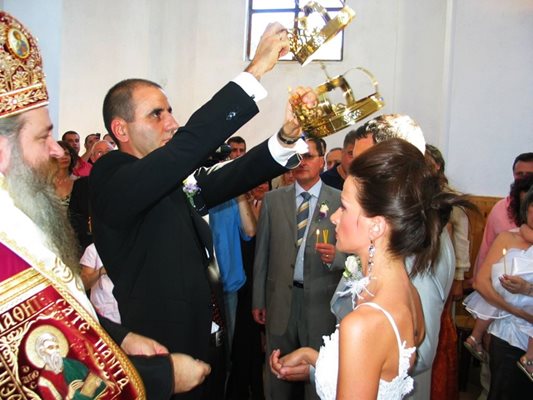 Цветан Цветанов се справя ловко със задълженията на кум по време на венчавките.