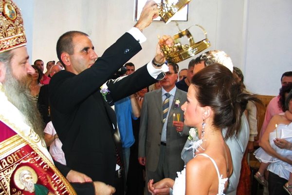 Цветан Цветанов се справя ловко със задълженията на кум по време на венчавките.