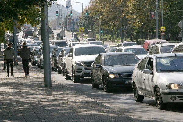 Колоните са километрични още от моста на Университета по хранителни технологии.