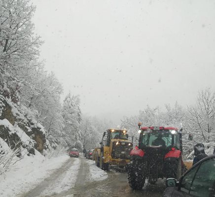 В прохода между Новаково и Паничково започнаха да чистят снега. 