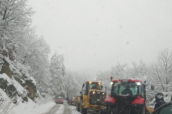 В прохода между Новаково и Паничково започнаха да чистят снега. 
