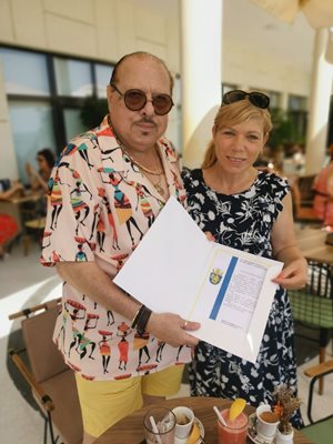 Известният светски хроникьор и текстописец Иван Тенев (Агент Тенев) получи грамотата си от зам.-кмета на културата на Бругас Диана Саватева.
