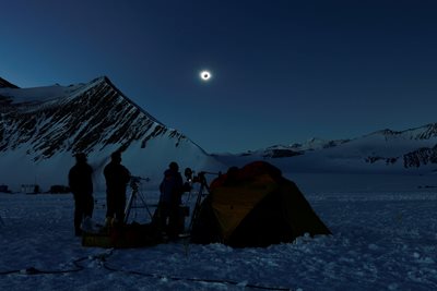 Пълно слънчево затъмнение в Антарктида
Снимки: Ройтерс