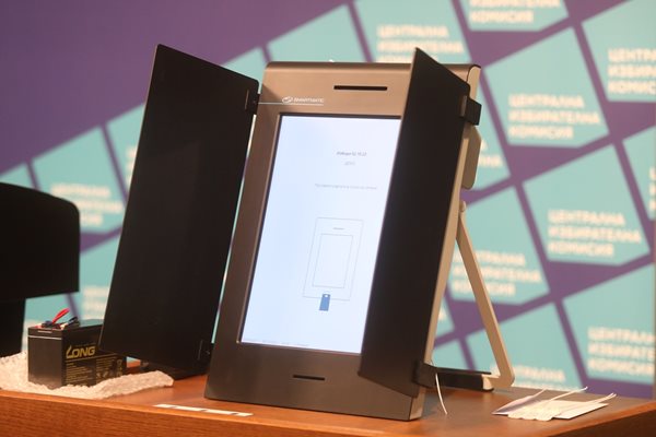 Машината за гласуване "Смартматик" СНИМКА: "24 ЧАСА"