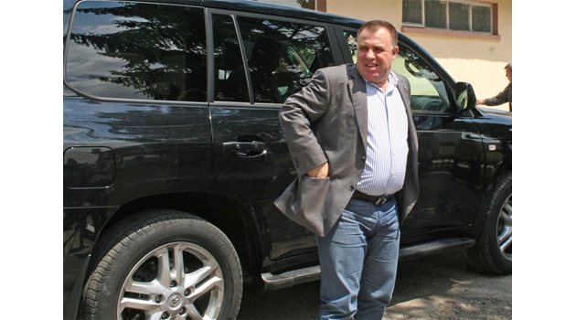 УДОБСТВО: Мирослав Найденов се возел в джипа за 140 хил. лв. заради препоръка на НСО.

СНИМКИ: ВАСИЛ ПЕТКОВ И БГНЕС