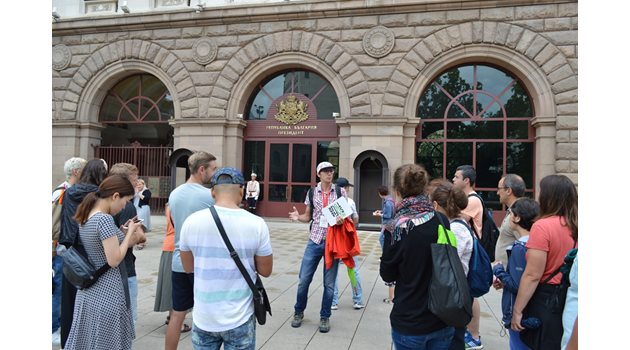 Около 20 доброволци показват забележителностите на София на чуждите туристи, които им плащат колкото решат.