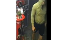Търсят крадец, заплашил продавачка с нож в магазин във Варна (Видео)