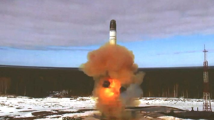 Ракетата “Сармат” е изстреляна по време на тест в Плесецк.

СНИМКИ: РОЙТЕРС