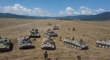 Вижте как армията ни тренира с другите от НАТО срещу руска агресия (Видео, снимки)
