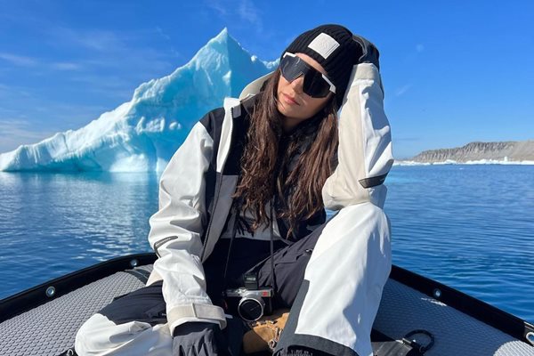 Нина Добрев кара сноуборд на Антарктида с Люис Хамилтън