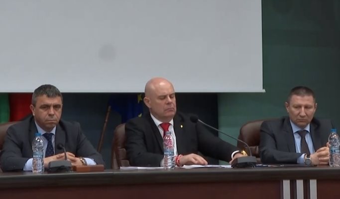 Пресконференцията на прокуратурата. Главният прокурор Иван Гешев, заместникът му Борислав Сарафов и шефът на националната полиция Атанас Илков (вляво)