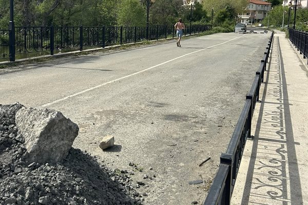 Мостът към къмпинг Нестинарка ще е готов преди началото на лятото. Снимки: Община Царево
