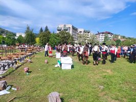 100 чевермета се въртят на открито до градския парк в Златоград за празника.