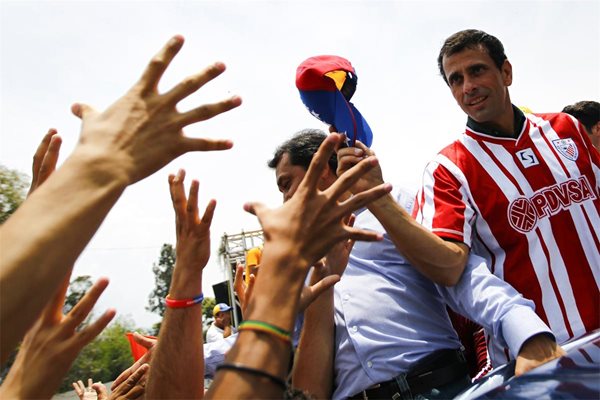 Енрике Каприлес (вдясно) поздравява свои привърженици в щата Мерида.