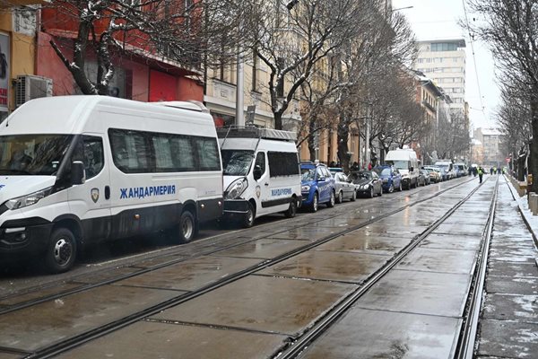 Протест пред сградата на Висшия съдебен съвет блокира движението в района