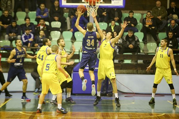 Баскетболистите на "Левски" (в жълти екипи) отпаднаха още на 1/4-финалите в Плевен.