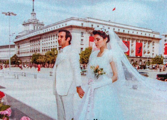С първата си жена поднасят цветя пред мавзолея на Георги Димитров