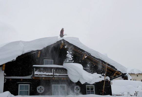 Снегът е разбил прозорците и е нахлул по стълбището в хотела в австрийския курорт СНИМКИ: Ройтерс