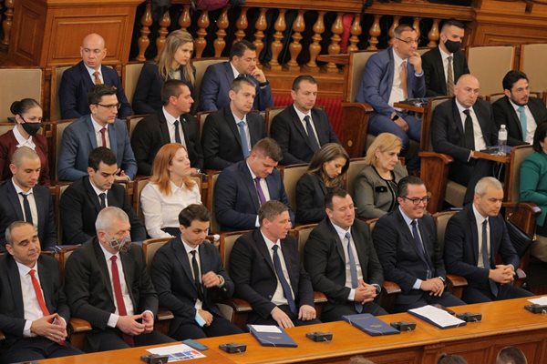 Депутатите от "Възраждане" начело с лидера им Костадин Костадинов видяха несправедливост в КТ спрямо политиците, работили в частния сектор.