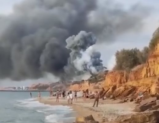 Местни хора заснемат пламъците от разбилия се руски военен самолет в Крим