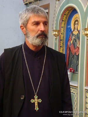 Духовникът е търсен от хора от цяла България