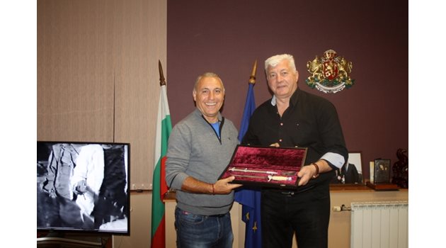 Областният на Пловдив Здравко Димитров подарил кама на Стоичков. Двамата се видели навръх Коледа в кабинета на губернатора.