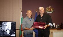 Христо Стоичков с двамата си зетьове в Пловдив, областният го дарил с кама
