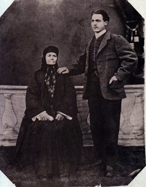 Майката на Левски – Гина Кунчева, с Начо Андреев Начев – най-големият й внук, 1876 г.