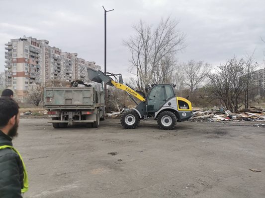 Натрупани отпадъци бяха извозени и от ул. "Еледжик".