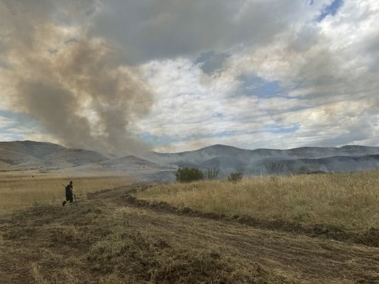 Пожарът в Банево се простира на широк фронт.